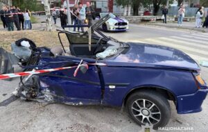 Смертельне ДТП у Дніпрі: авто влетіло у зупинку транспорту