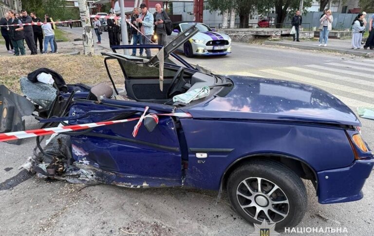 Смертельне ДТП у Дніпрі: авто влетіло у зупинку транспорту
