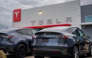 Tesla відкликала майже 220 тисяч електромобілів