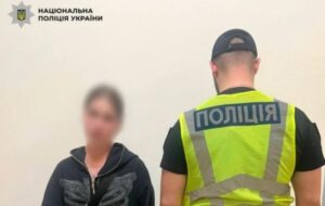 У Києві дівчина вдарила пляшкою військового через зауваження