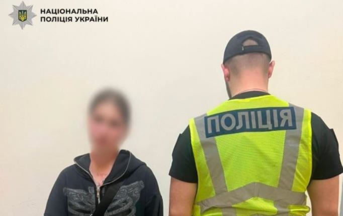 У Києві дівчина вдарила пляшкою військового через зауваження