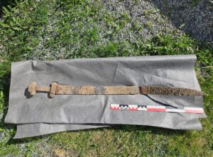У Норвегії шестирічний хлопчик знайшов у полі меч віком 1300 років