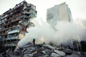 Удар Росії по Києву: під завалами будинку є люди