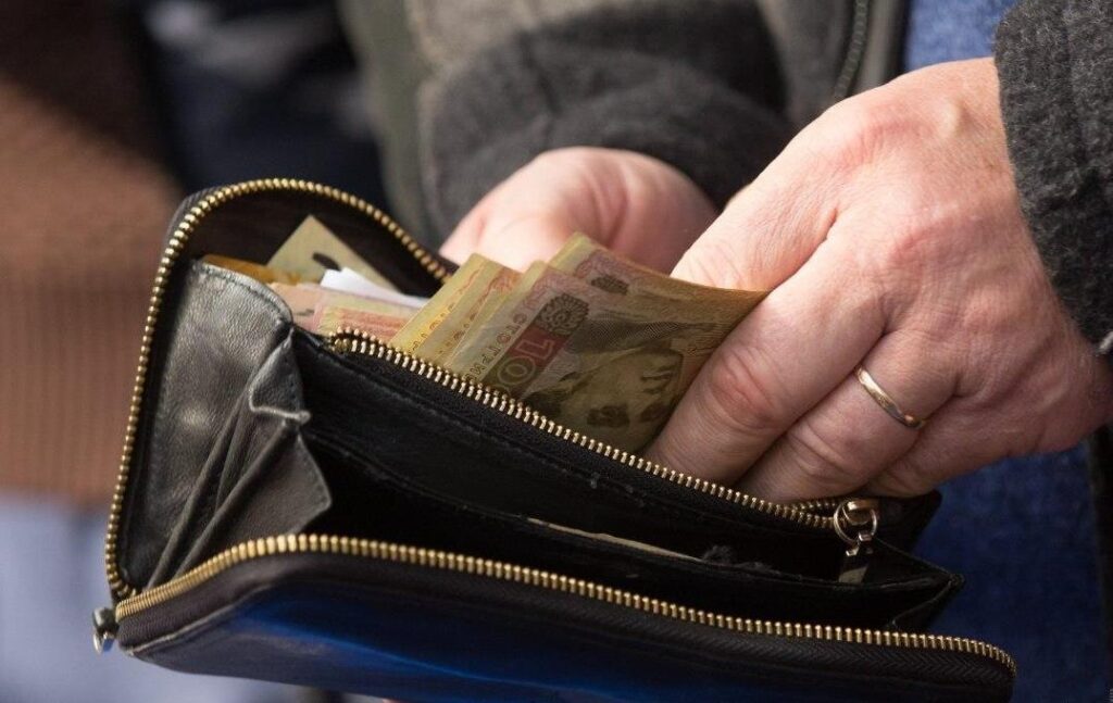 Українців не влаштовують їх зарплати