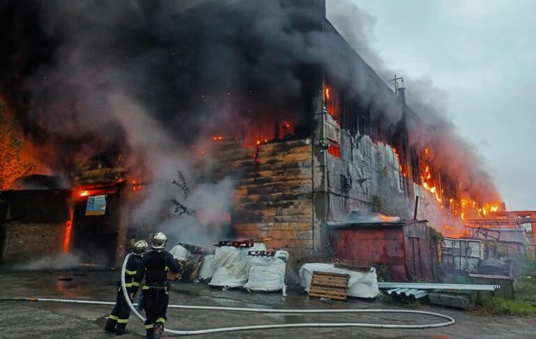В Ірпені спалахнуло промислове підприємство