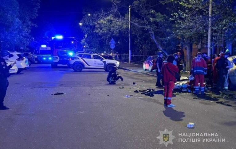В Одесі вибухнуло авто з людьми: СБУ підозрює теракт