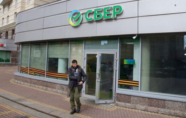 Відключення інтернету: Росіяни “винесли” з банків рекордну суму грошей