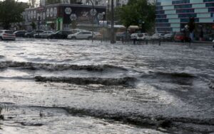 Вулиці опинилися під водою: Київ накрила злива