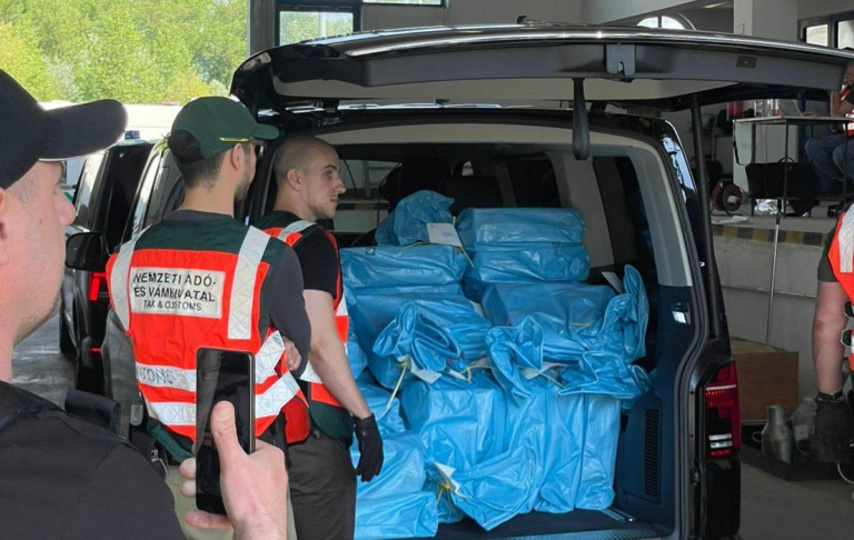 З’явилося фото грошей, які Будапешт повернув Києву