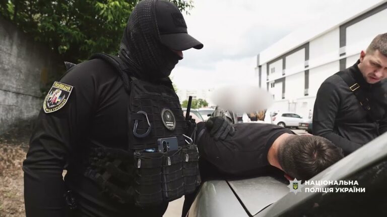 Влаштовували втечу військових у СЗЧ і чекали на «русскій мір»: Нацполіція затримала злочинну групу