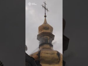 Лавра після росії. Дим над банями лаври після атаки дронів. Вода стікає по розписах, змиваючи попіл.