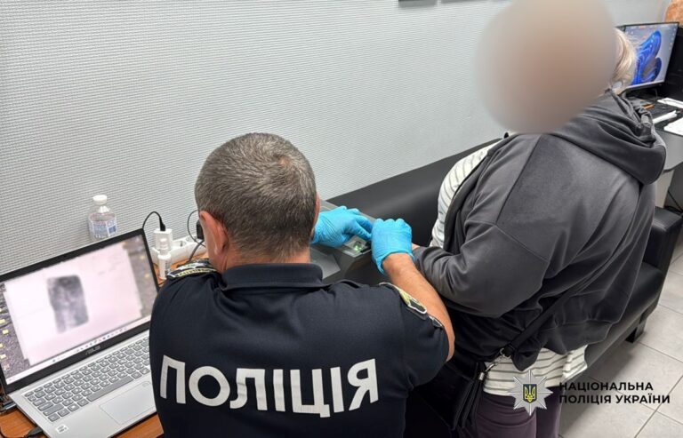 Багатодітна харків&rsquo;янка створювала порно за участю 14-річної доньки