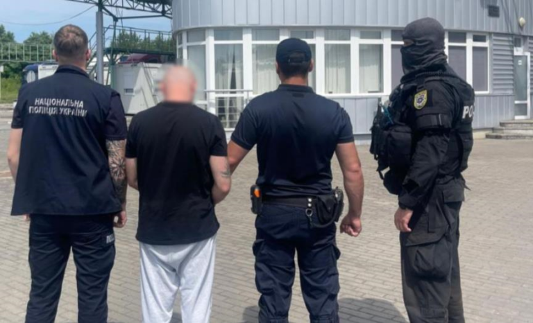 До України зі Словаччини екстрадували організатора озброєної банди