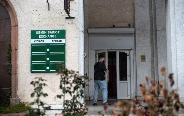 Долар тримається на рекордному рівні в обмінниках