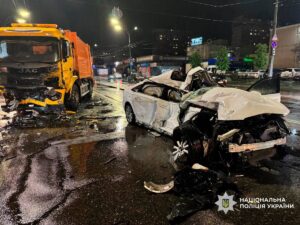 ДТП у Києві: Audi влетіла у вантажівку на зустрічній смузі