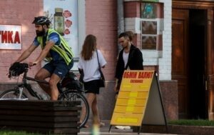 Гривня розпочала тиждень зміцненням в обмінниках