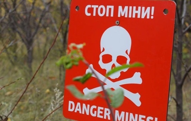 На Херсонщині автомобіль підірвався на російській міні: є поранені