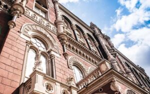 Нацбанк почав знижувати курси долара і євро