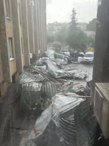 Негода у Львові: повалені дерева, пошкоджена адмінбудівля, зупинені трамваї