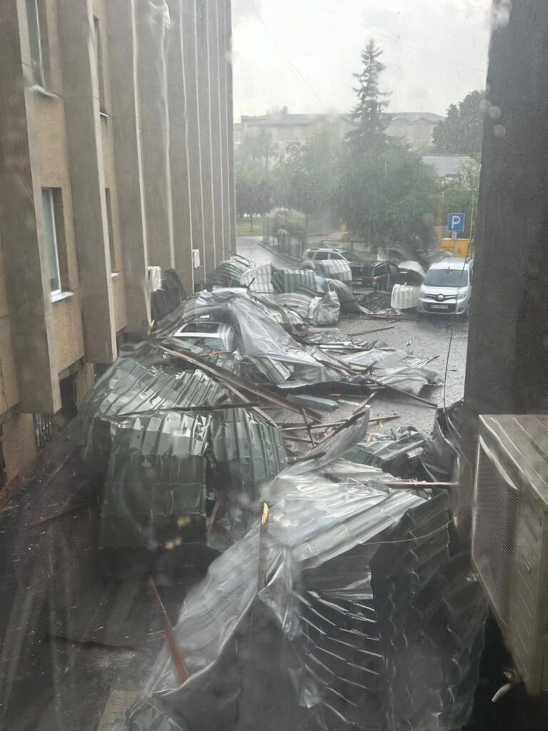 Негода у Львові: повалені дерева, пошкоджена адмінбудівля, зупинені трамваї