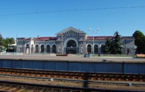 РФ атакувала залізничне депо у Конотопі: є жертва і поранені