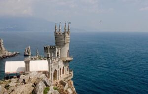 Росіяни масово скасовують поїздки до Криму через паливну кризу