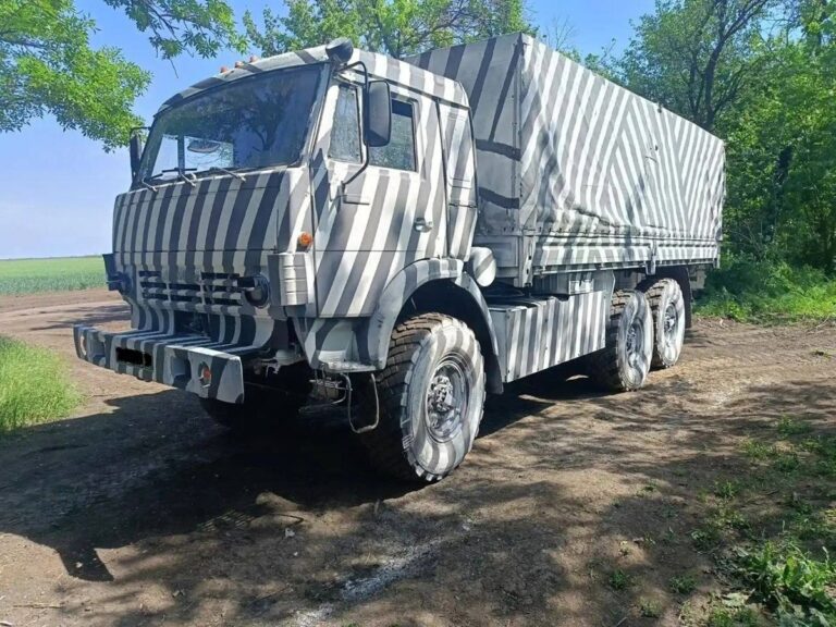 Росіяни почали фарбувати техніку “під зебру”