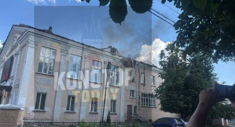 Росіяни вдарили по кінотеатру в Конотопі, четверо поранених