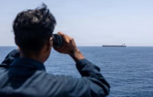 США заявили, що супроводжують все більше танкерів через Ормуз