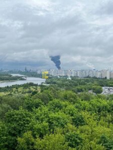 Столицю РФ атакують дрони, палає її найбільший НПЗ