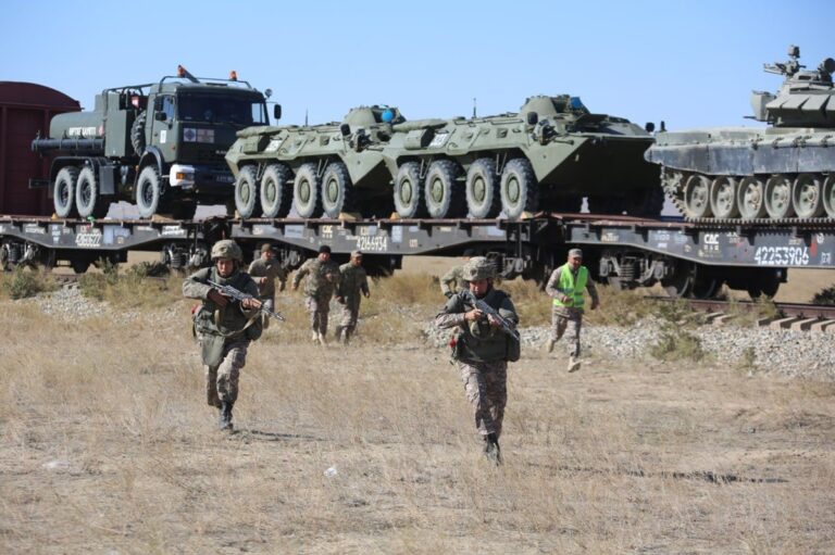У Казахстані проходять військові навчання