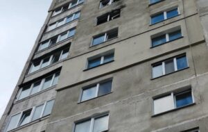 У Харкові дрон РФ вдарив по багатоповерхівці