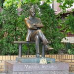 У Києві демонтували памʼятник Булгакову
