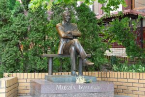 У Києві демонтували памʼятник Булгакову