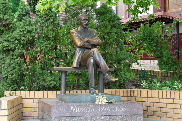 У Києві демонтували памʼятник Булгакову