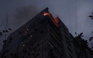 У Києві палають багатоповерхівки і собор в Лаврі