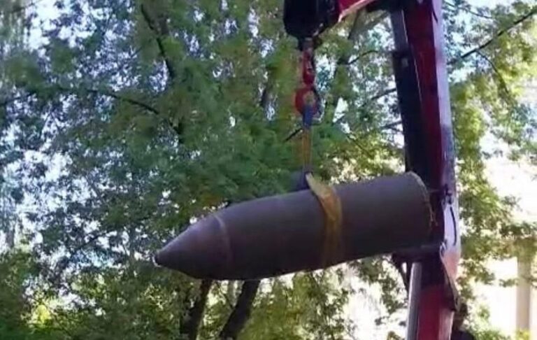 У Києві знайшли бойову частину ракети біля будинку