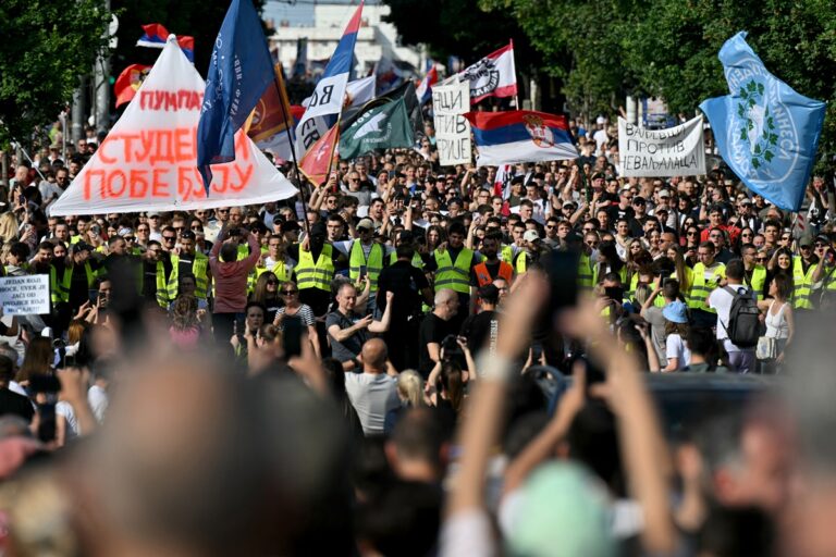 У Сербії тисячі людей вимагали відставки Вучича