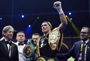 Усик відмовився від усіх чемпіонських поясів