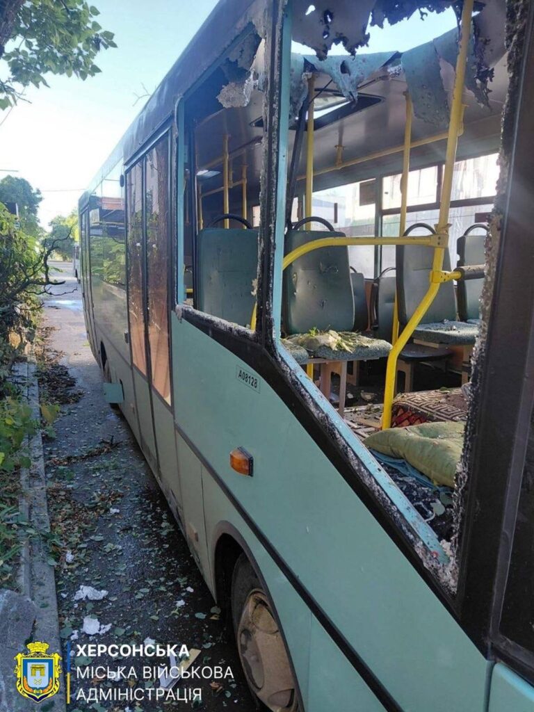 Армія РФ атакувала маршрутку та зупинку в Херсоні