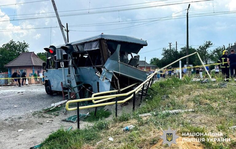 Біля Рівного поїзд врізався у маршрутку, є жертви