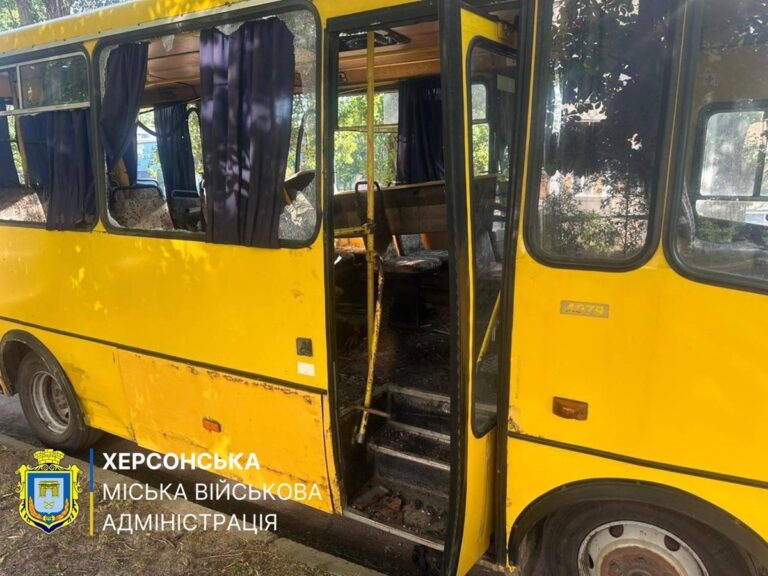 Дрон РФ атакував маршрутку у Херсоні: є жертви