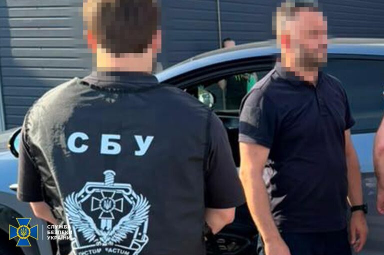Двох посадовців митної служби викрили на корупційних схемах