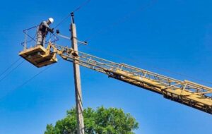 На Донеччині 12 енергетиків постраждали через обстріл