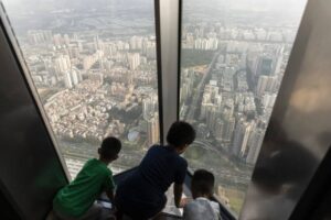 Повторили тренд із соцмереж: на Київщині підлітки травмували немовля