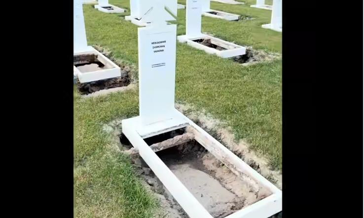 Провалля на могилах: Національне військове кладовище розмили дощі