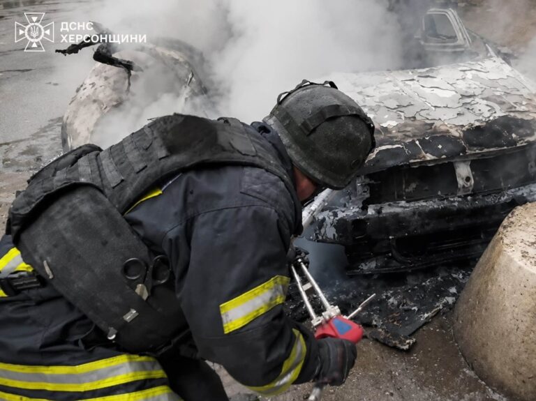 Росія зранку атакувала магазин та авто в Херсоні, є постраждалі