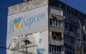 Росіяни скинули три авіабомби на Херсон: є жертва