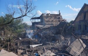 Росіяни вдарили по Запорізькому району, під завалами люди