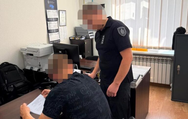 Силове затримання біля ТЦК у Полтаві: поліцейський зламав руку чоловіку